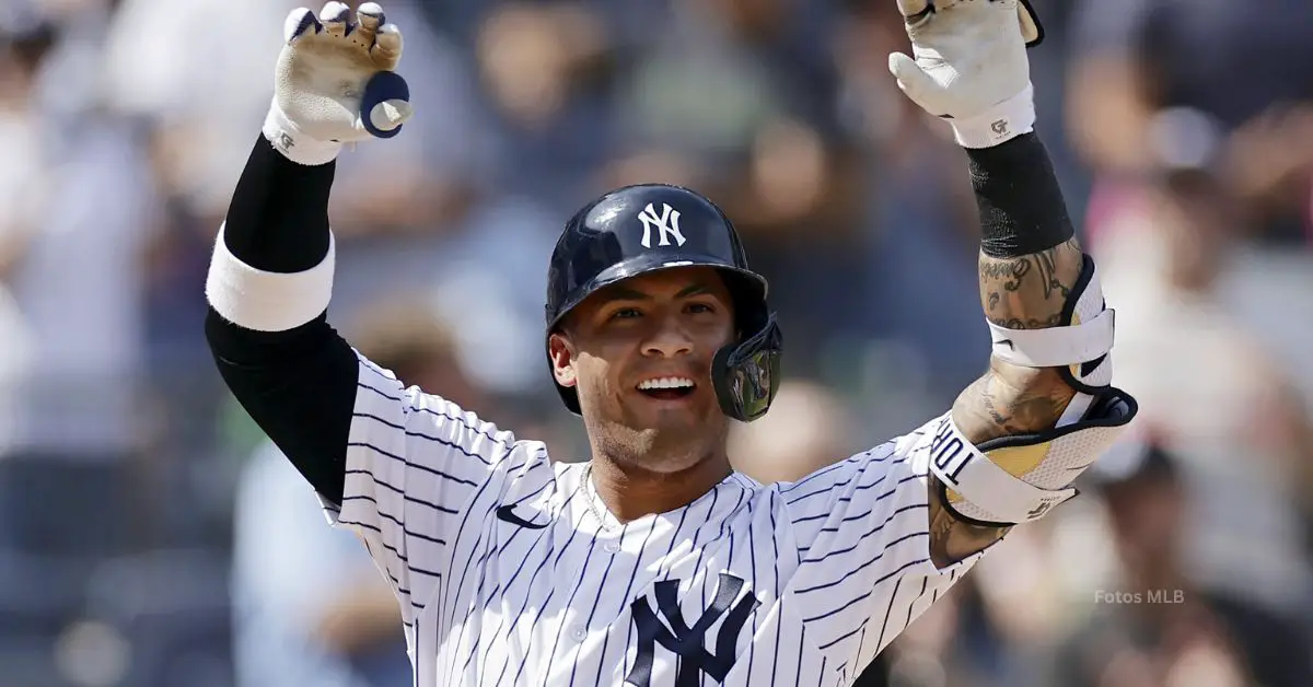 Gleyber Torres celebrando con Yankees en el Yankee Stadium