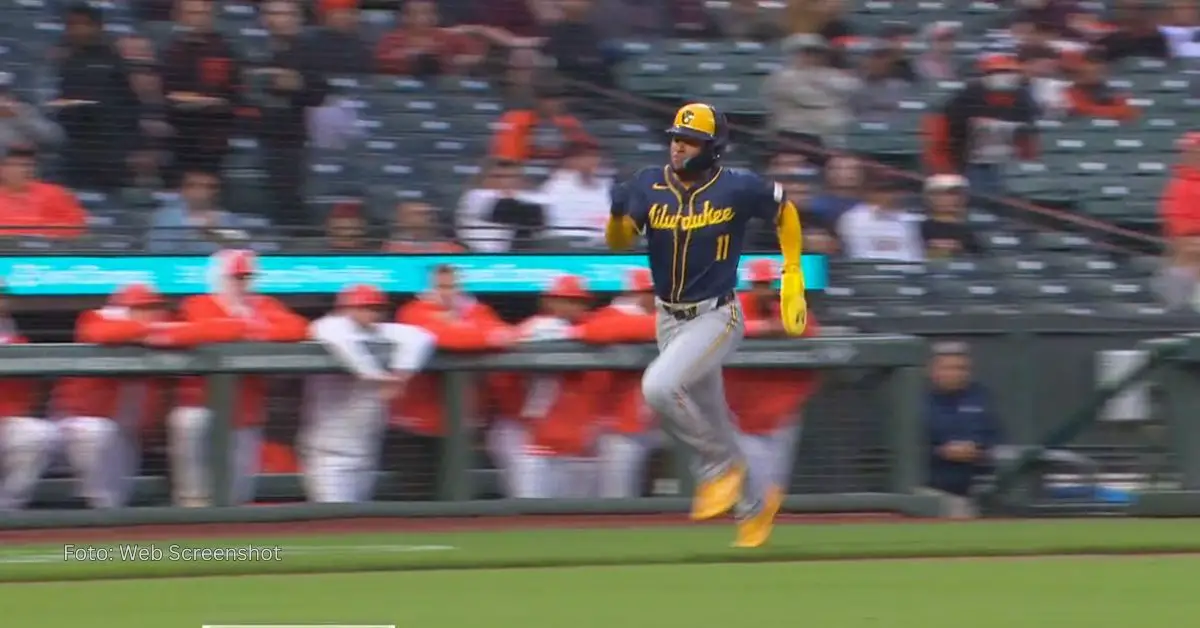 Jackson Chourio anotando en carrera con Milwaukee Brewers