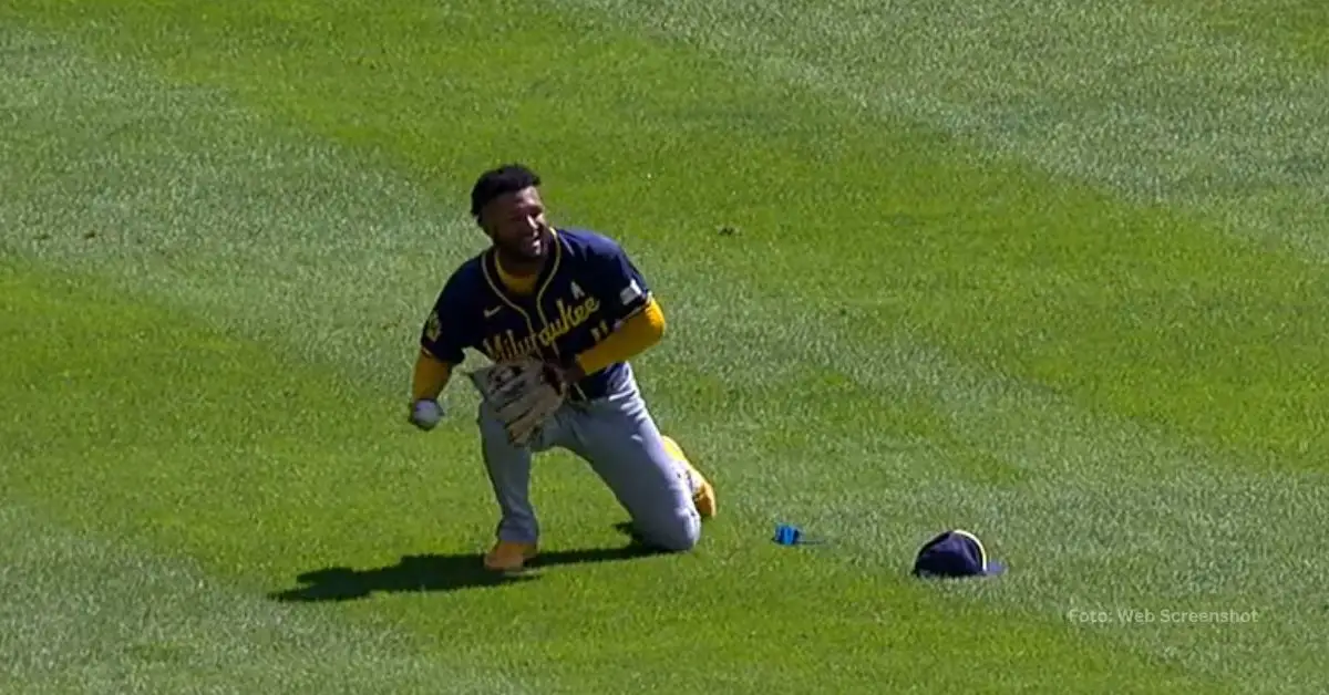 Jackson Chourio en la jugada con el uniforme de Milwaukee Brewers