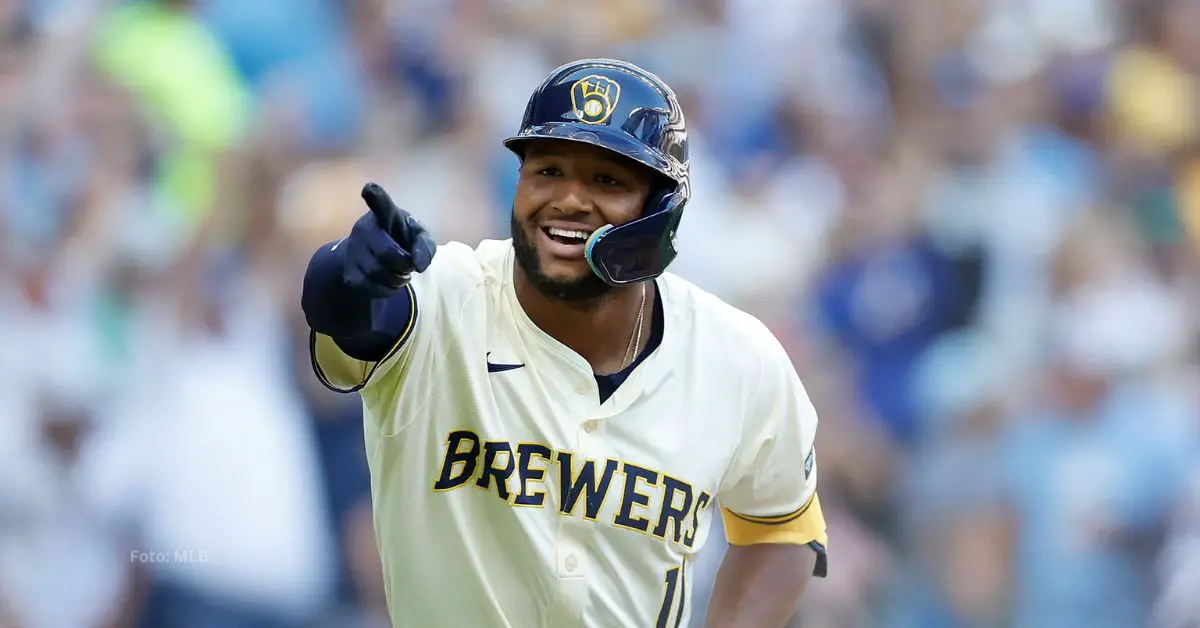 Jackson Chourio celebra un batazo con Milwaukee Brewers en MLB