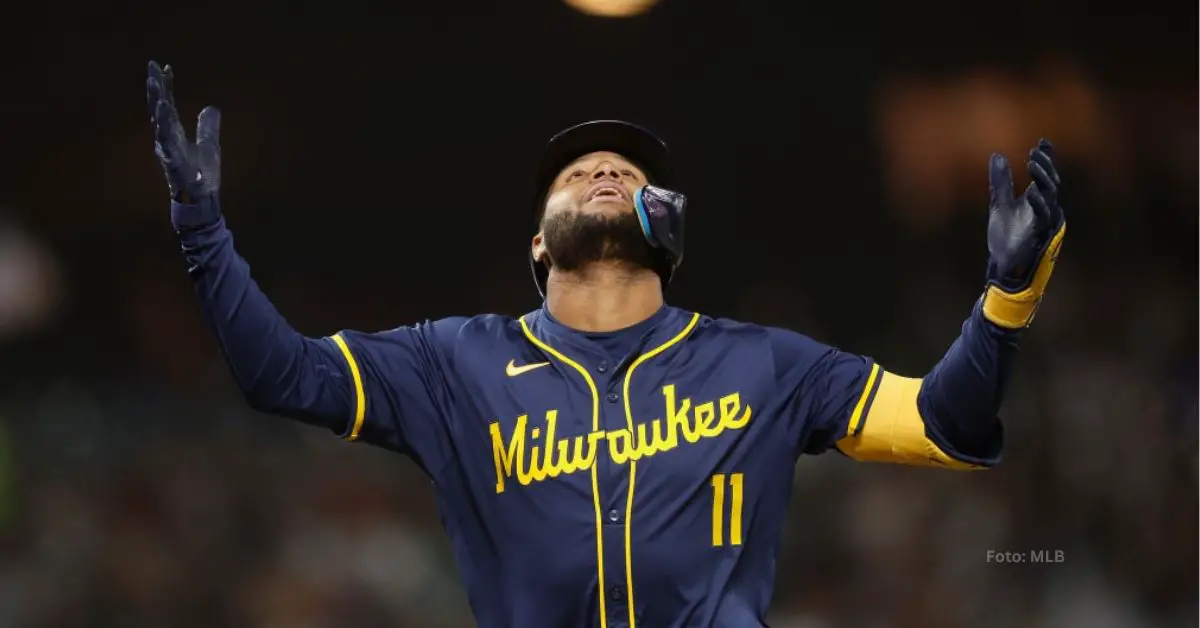 Jackson Chourio mira al cielo tras conectar cuadrangular con Milwaukee Brewers