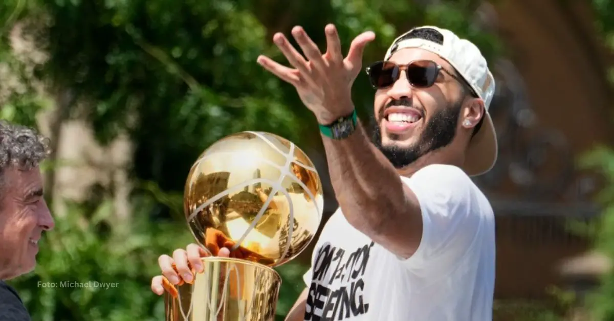 Jayson Tatum con el trofeo de Campeón de la NBA