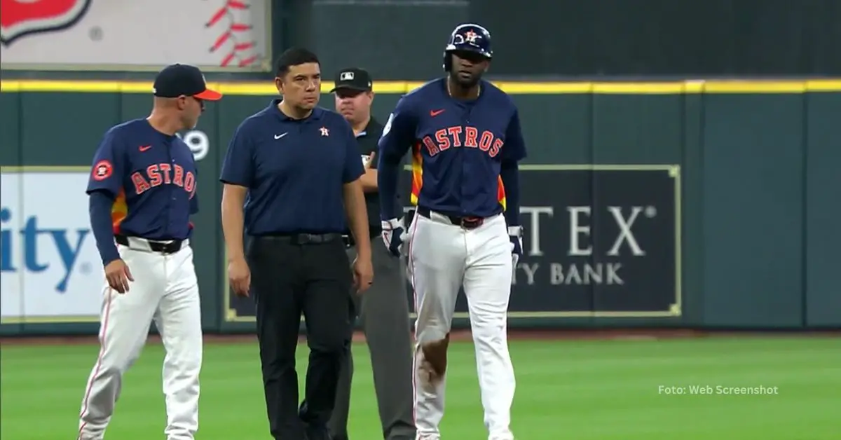 Joe Espada hablando con Yordan Alvarez tras presentar molestias en la rodilla