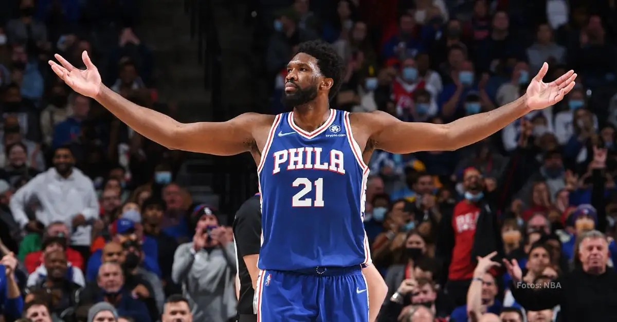 Joel Embiid participando con Philadelphia Sixers