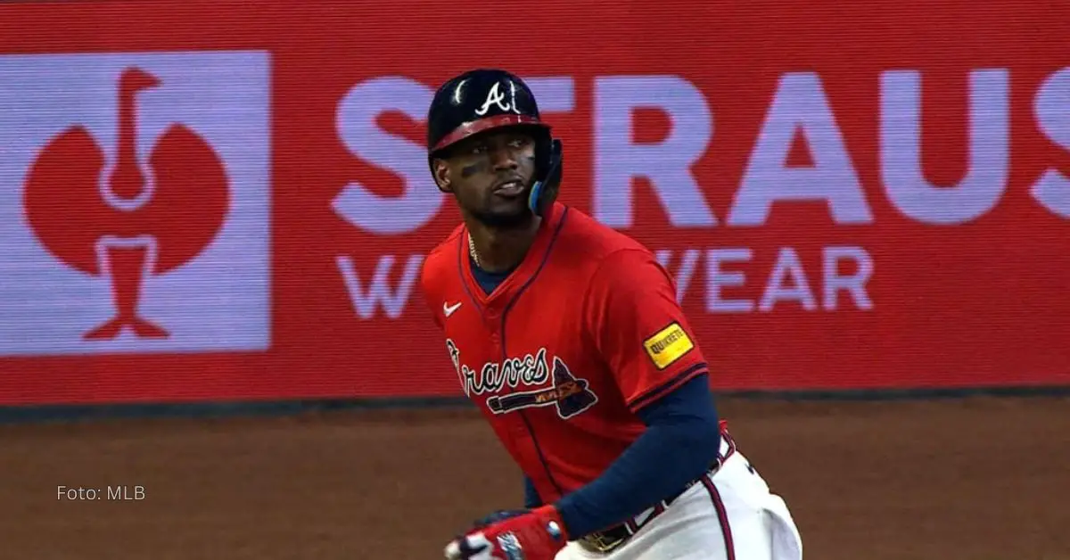 Jorge Soler observando su jonrón 18 con el uniforme de Atlanta Braves ante Los Angeles Dodgers