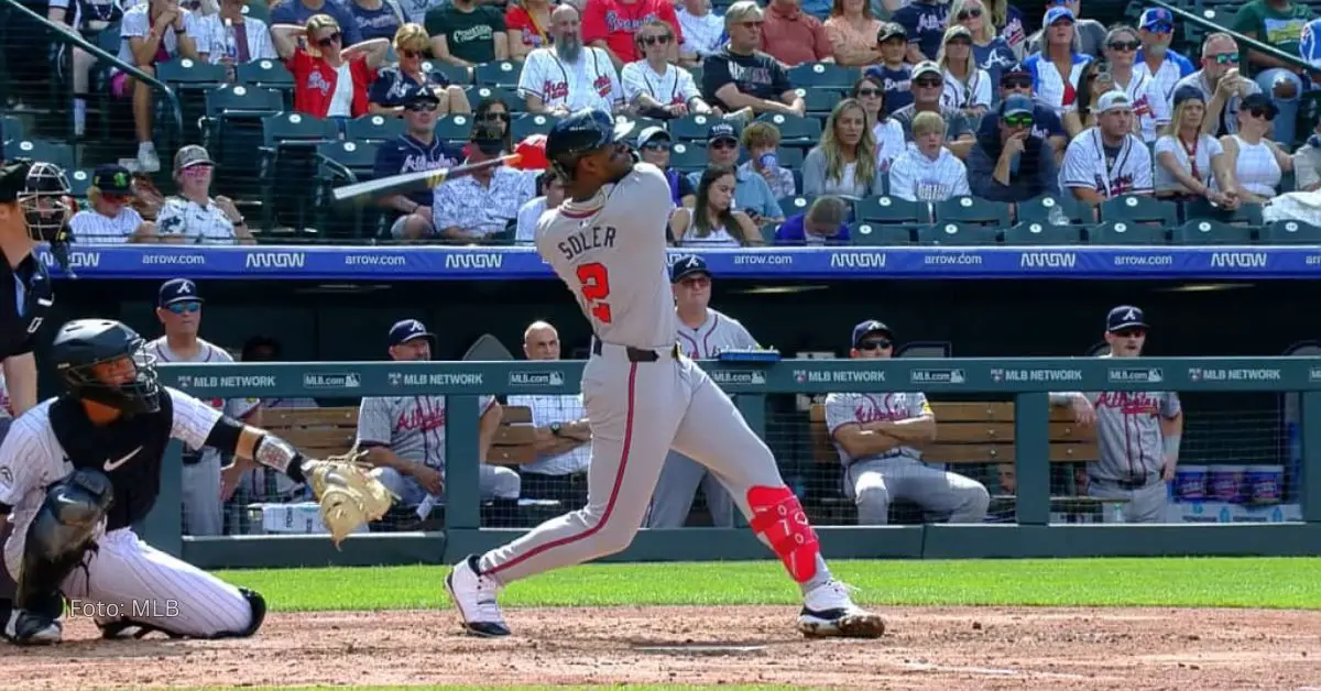 Cubano Jorge Soler haciendo swing con el uniforme de Atlanta Braves en MLB