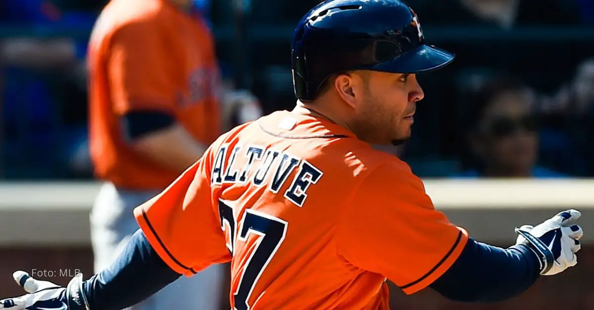 Jose Altuve terminando el swing para comenzar la carrera hacia la primera base con Houston Astros en MLB