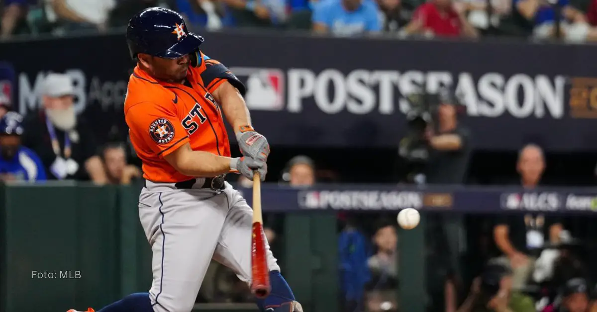 Jose Altuve haciendo swing con el uniforme de Houston Astros en MLB