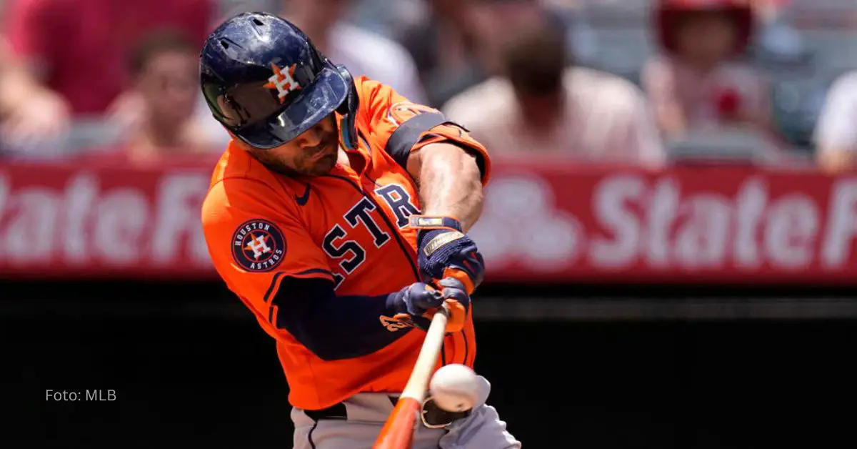 Jose Altuve haciendo swing con el uniforme de Houston Astros en MLB