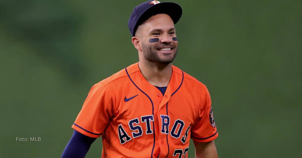 Jose Altuve sonriendo tras regresar a la alineación de Houston Astros en MLB