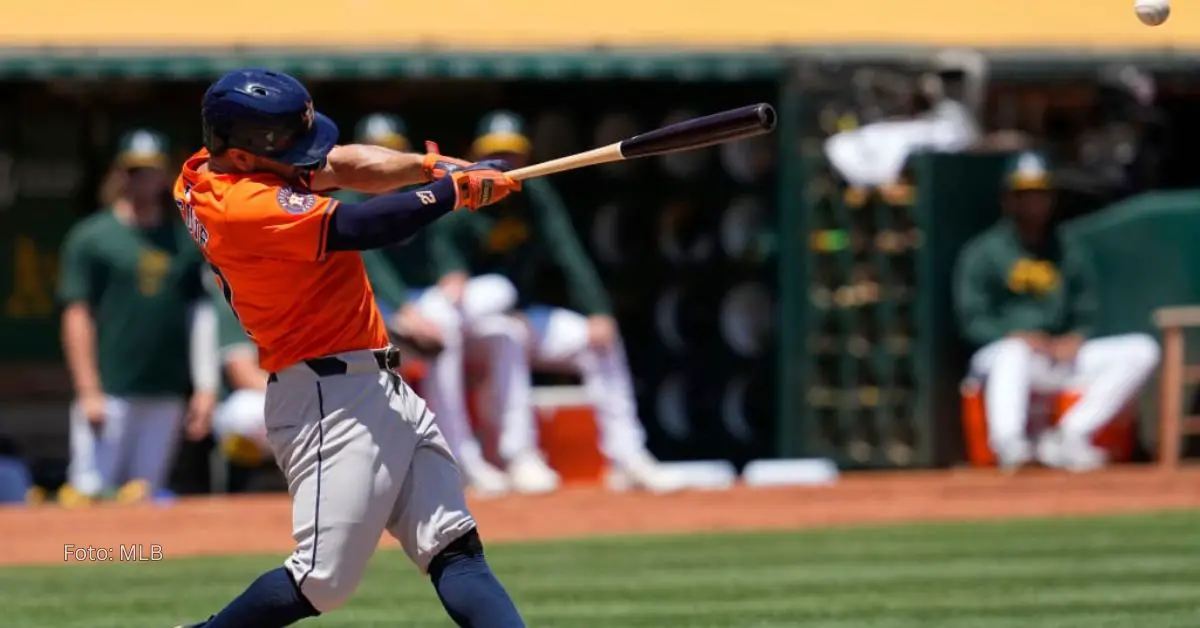 Jose Altuve haciendo swing con el uniforme de Houston Astros en MLB