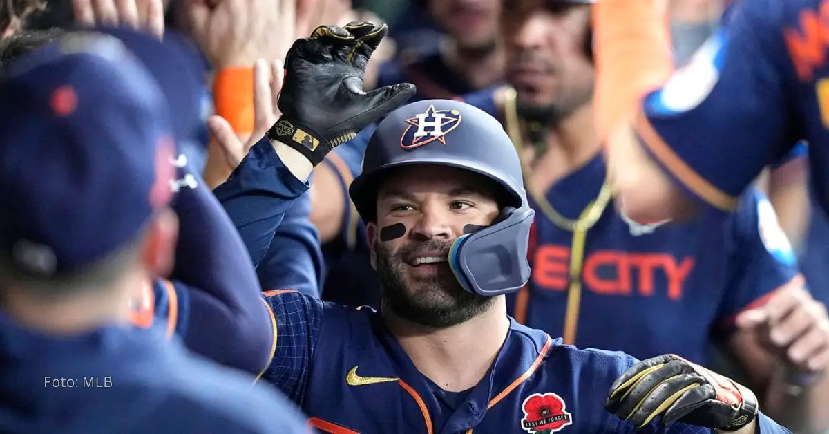 Jose Altuve celebrando con sus compañeros de equipo en el banco de Houston Astros