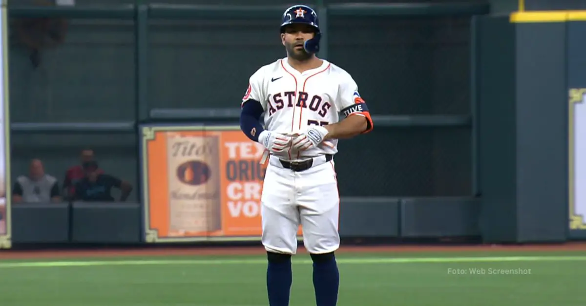 Jose Altuve en segunda tras conectar un doble con Houston Astros