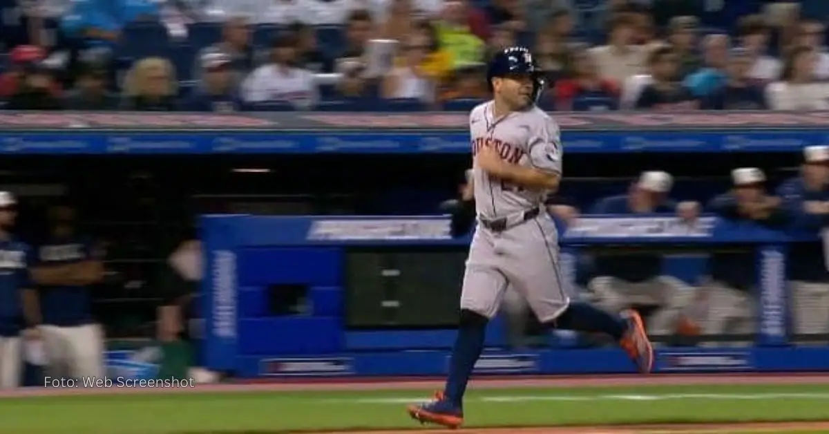 El venezolano Jose Altuve anotando una carrera con el uniforme de Houston Astros en MLB