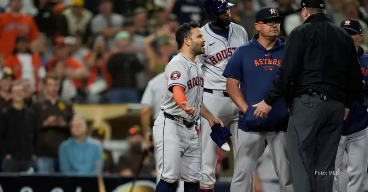 Jose Altuve protestando tras se expulsado por el principal Brennan Miller