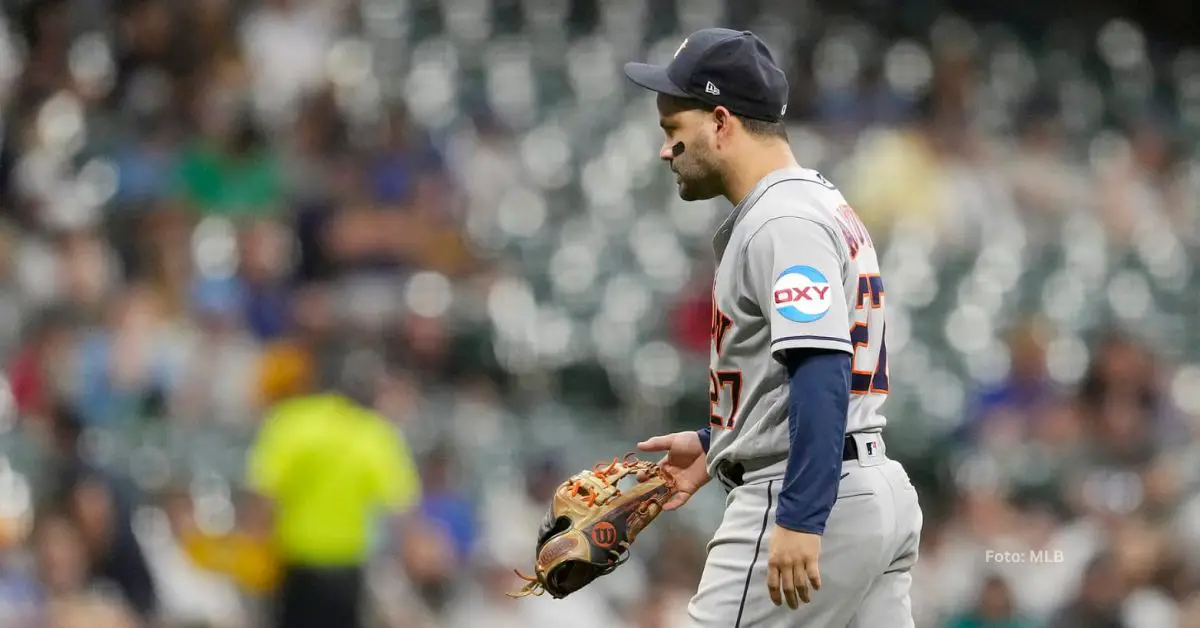 Jose Altuve caminando hacia el dugout de Houston Astros