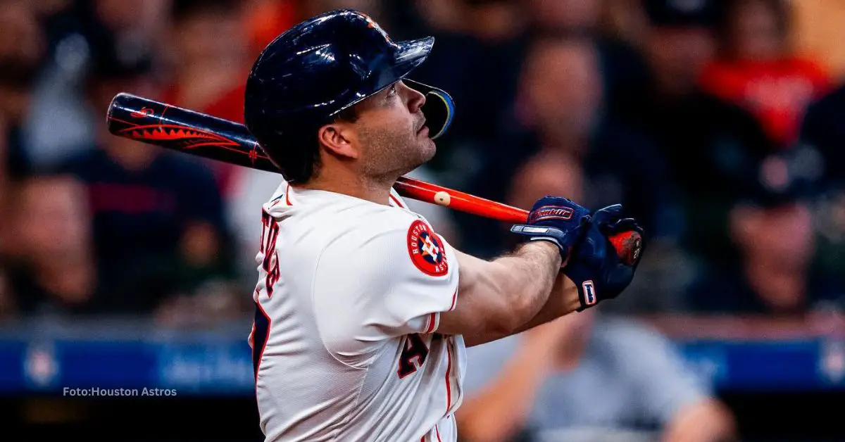 Jose Altuve bateando con Houston Astros