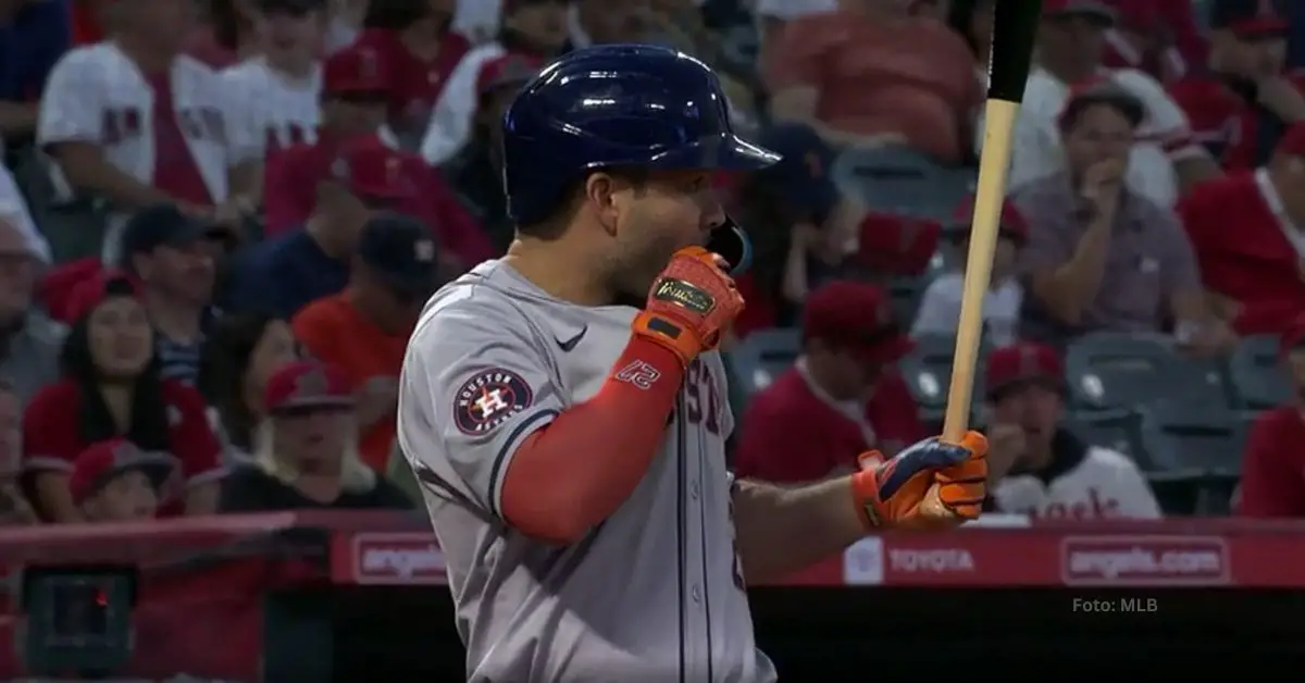 Jose Altuve tomando turno con Houston Astros