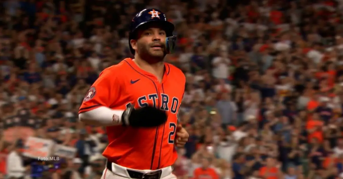 Jose Altuve anotando en carrera con Houston Astros