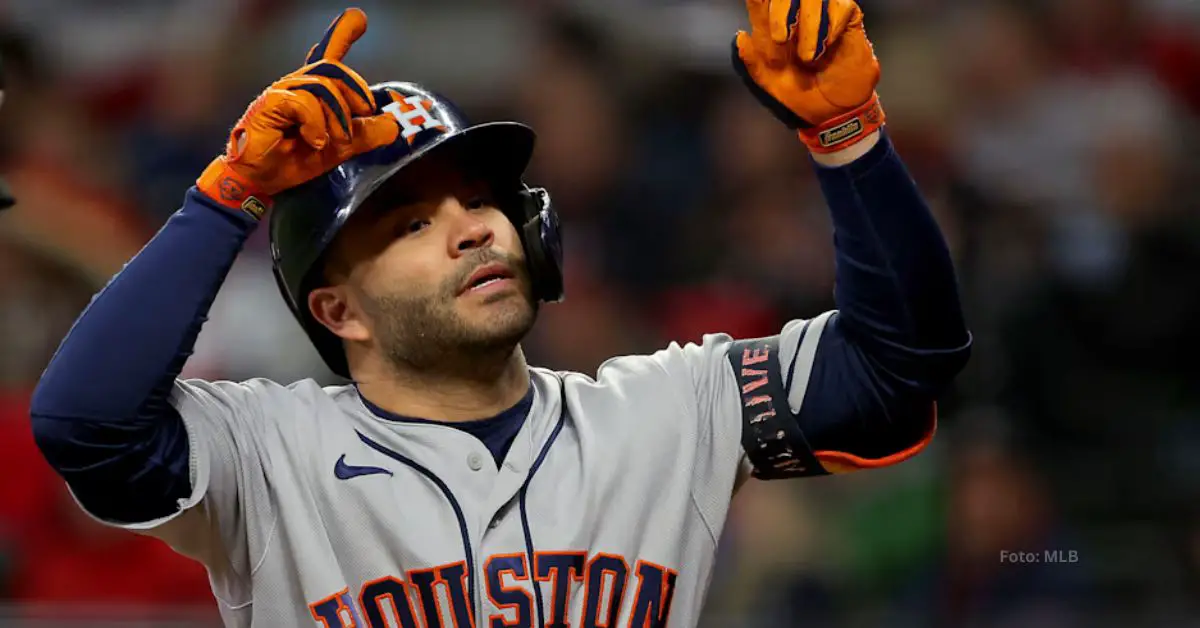 Jose Altuve haciendo señas tras conectar jonrón con Houston Astros