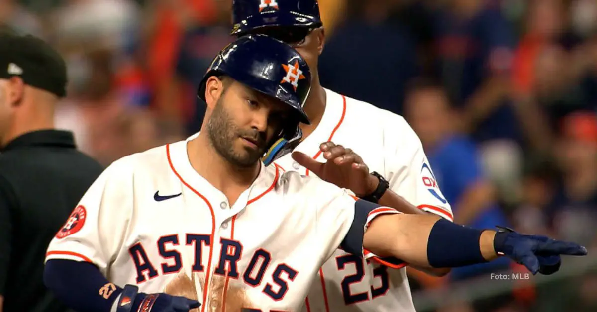 Jose Altuve en la inicial tras dar hit con Houston Astros