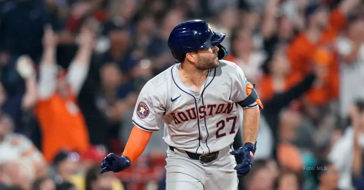 Jose Altuve observando un indiscutible con Houston Astros