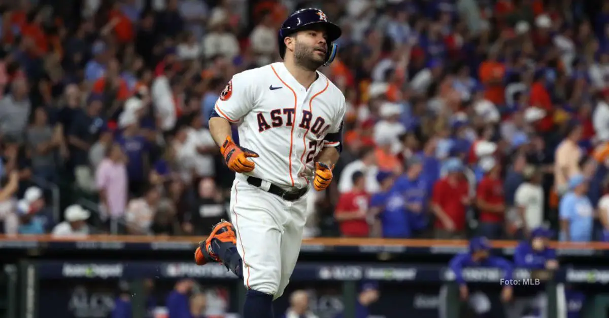 Jose Altuve corriendo las bases con Houston Astros