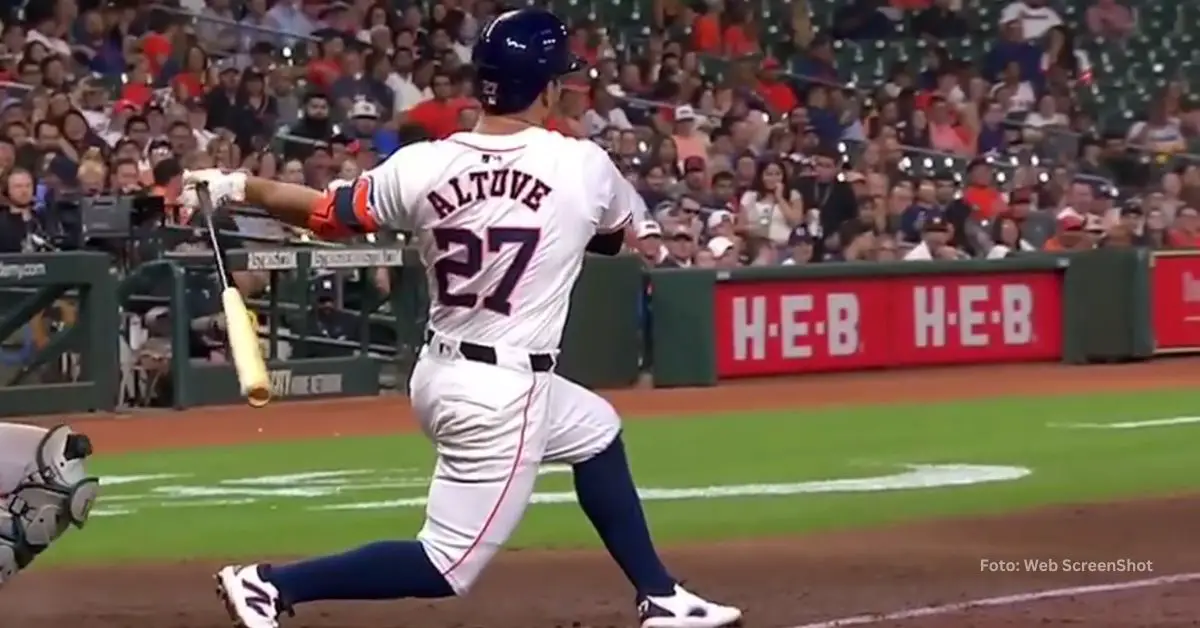 Jose Altuve terminando un swing con Houston Astros