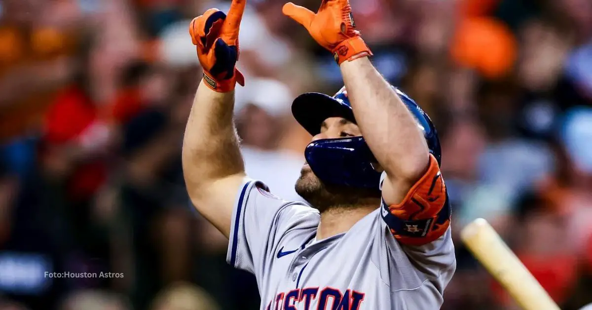 Jose Altuve señalando el cielo tras cuadrangular con Houston Astros