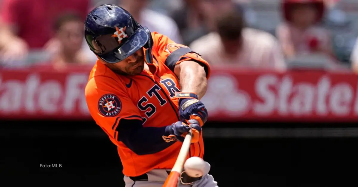 Venezolano Jose Altuve bateando con Houston Astros