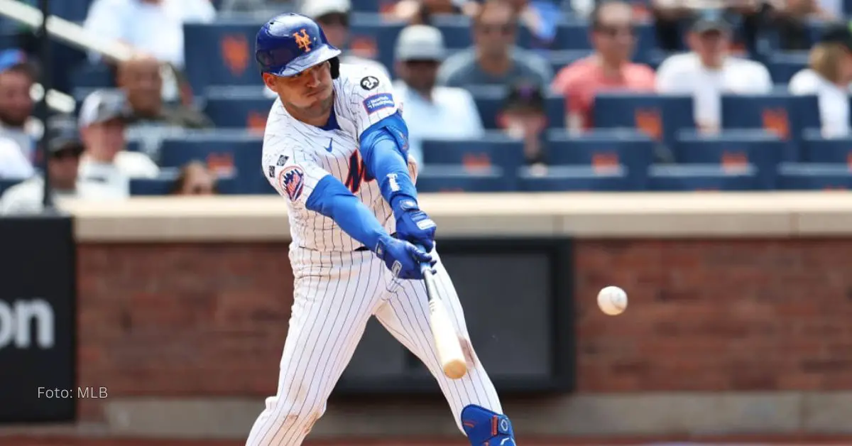 José Iglesias bateando un hit con el uniforme de Atlanta Braves en MLB