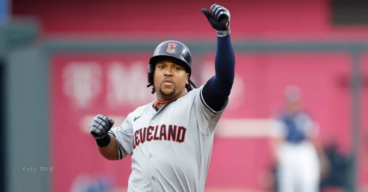 José Ramírez con los brazos en alto y el uniforme de Cleveland Guardians en MLB