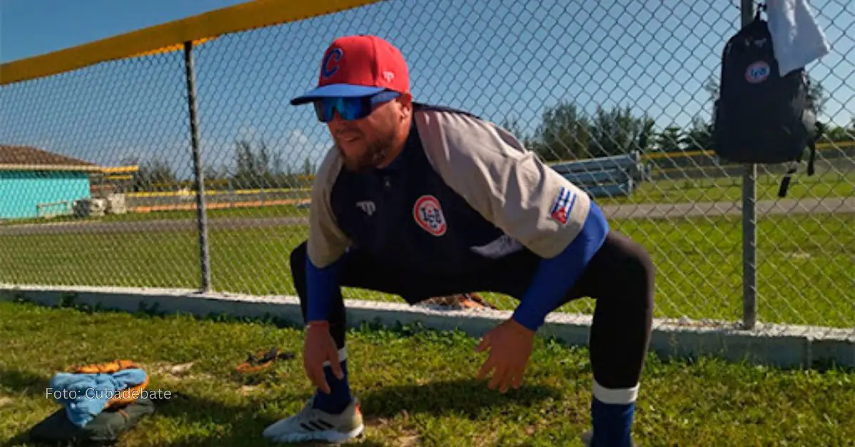 José Ramón Rodríguez realizando ejercicios con la ropa de entrenamiento del beisbol cubano y la gorra del equipo Cuba