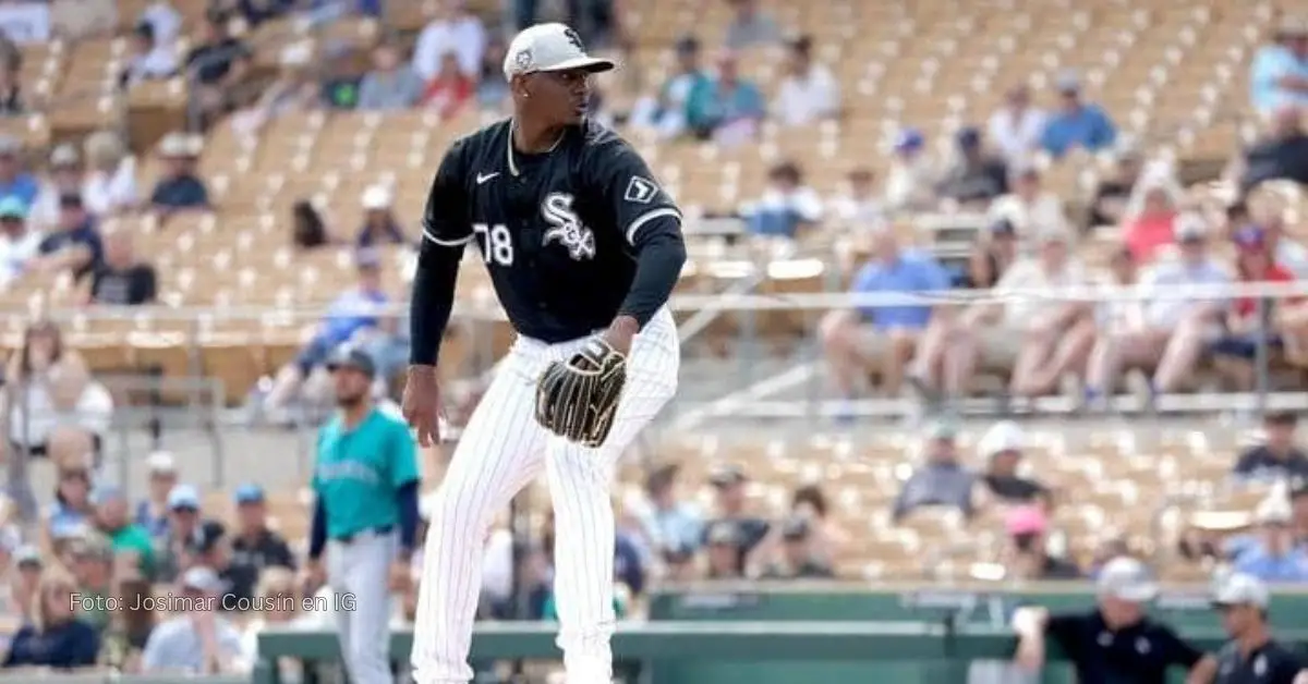 Josimar Cousín realizando movimientos de lanzar con el uniforme de Chicago White Sox en pretemporada de MLB