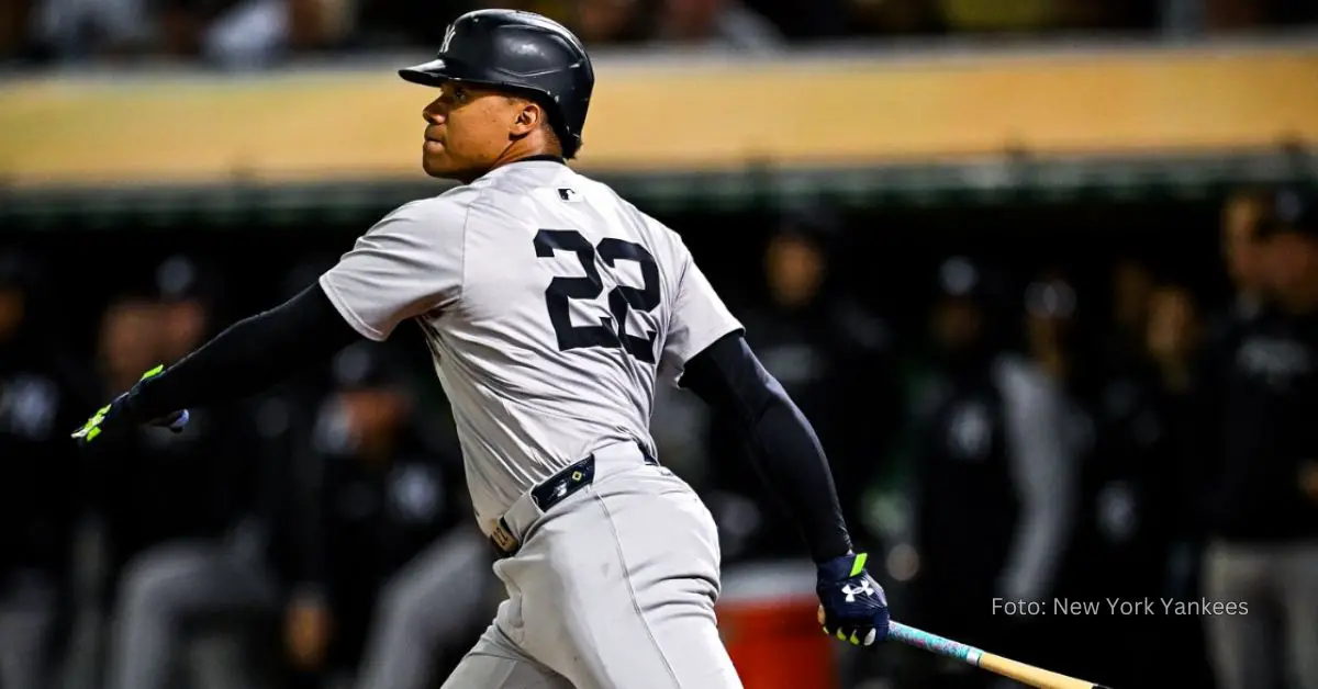 Juan Soto pegando batazo con Yankees en MLB 2024