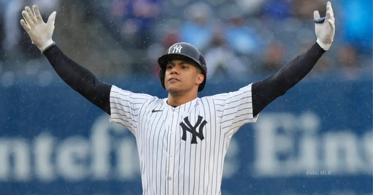 Juan Soto celebrando tras dar un doble con New York Yankees