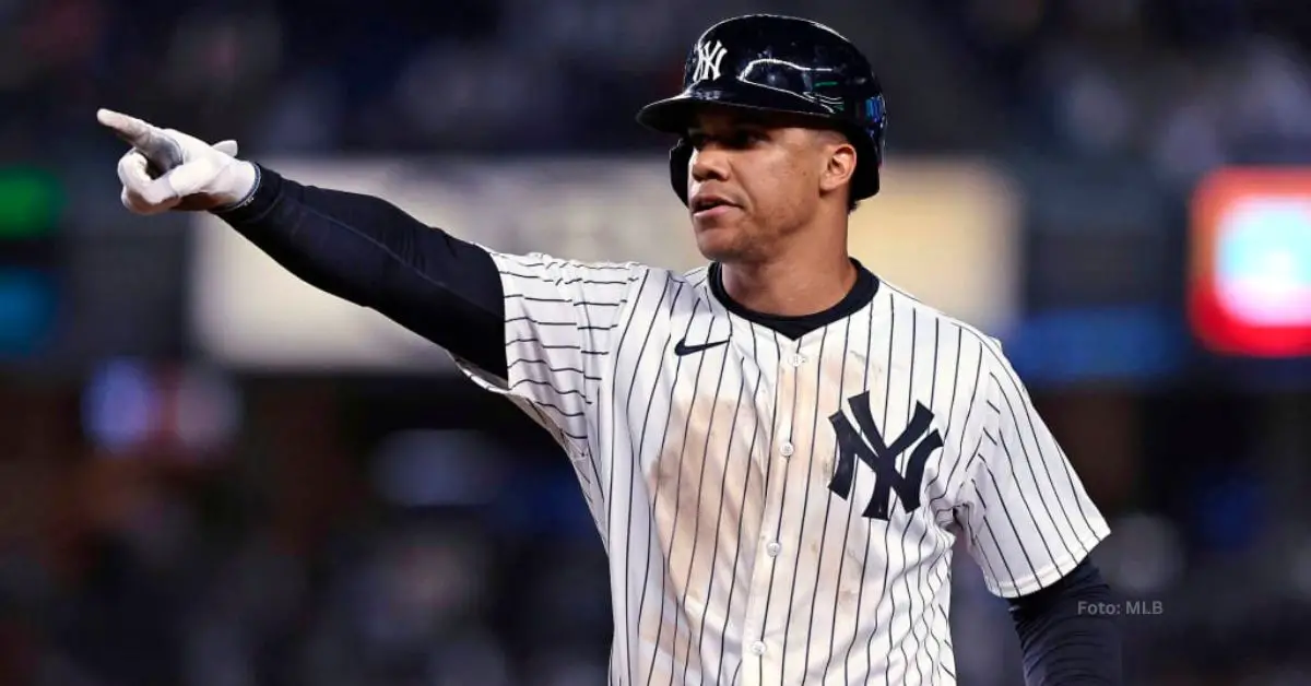 Juan Soto haciendo una seña hacia el dugout de New York Yankees tras conectar hit con New York Yankees