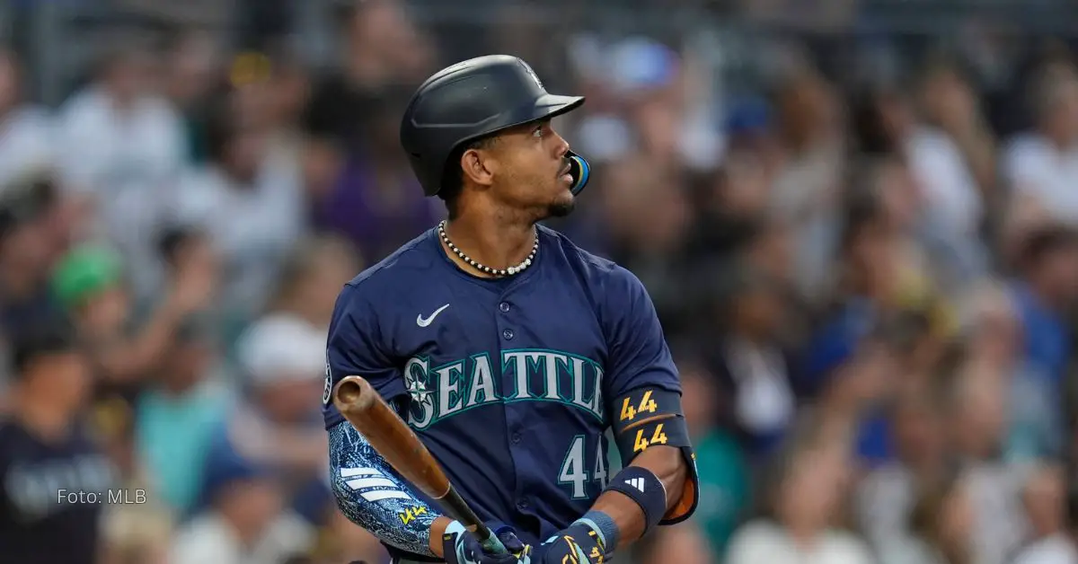 Julio Rodríguez observando un batazo con el uniforme de Seattle Mariners en MLB