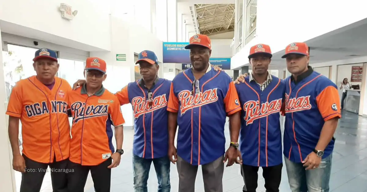 Julio Romero junto a un grupo de entrenadores en Nicaragua