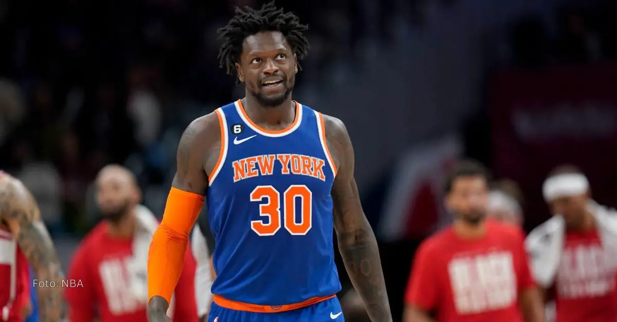 Julius Randle mirando hacia arriba con el uniforme de New York Nicks en NBA