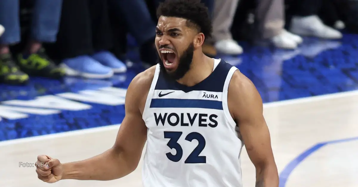 Karl-Anthony Towns gritando la anotación de puntos en NBA