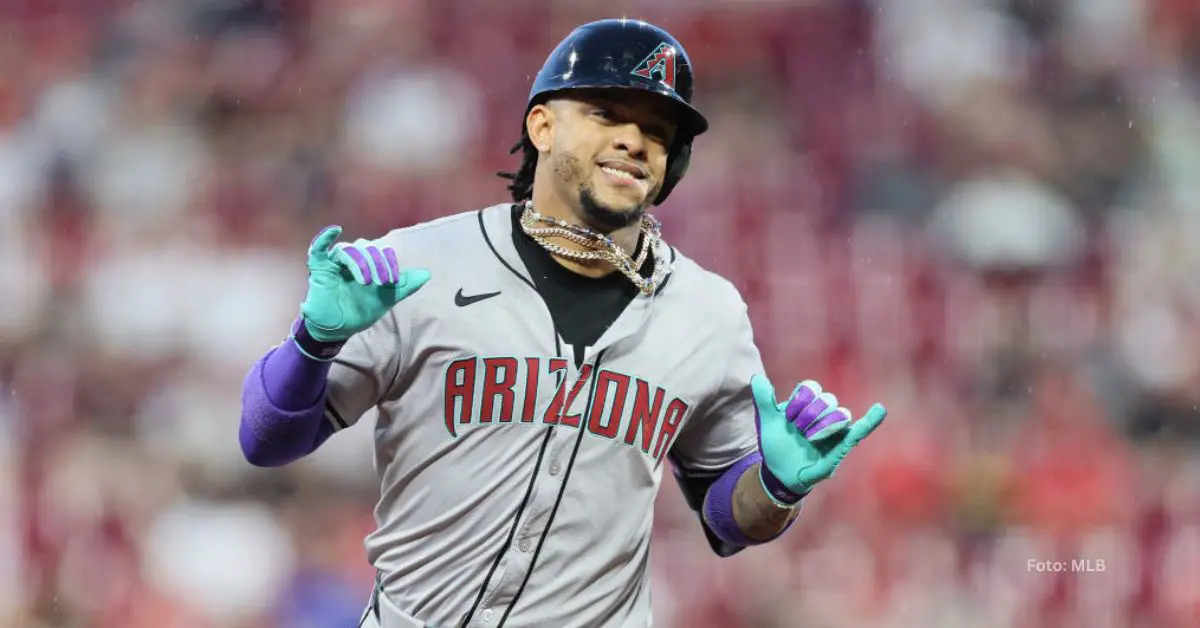 Ketel Marte haciendo señas tras jonrón con Arizona Diamondbacks