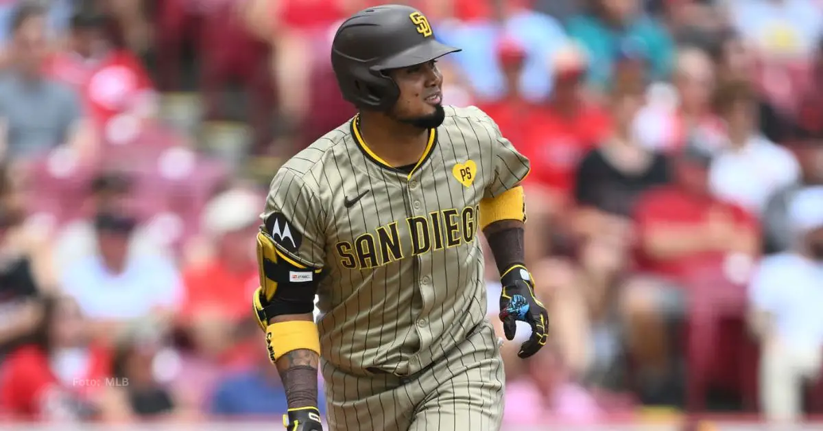 Luis Arráez con el uniforme de San Diego Padres