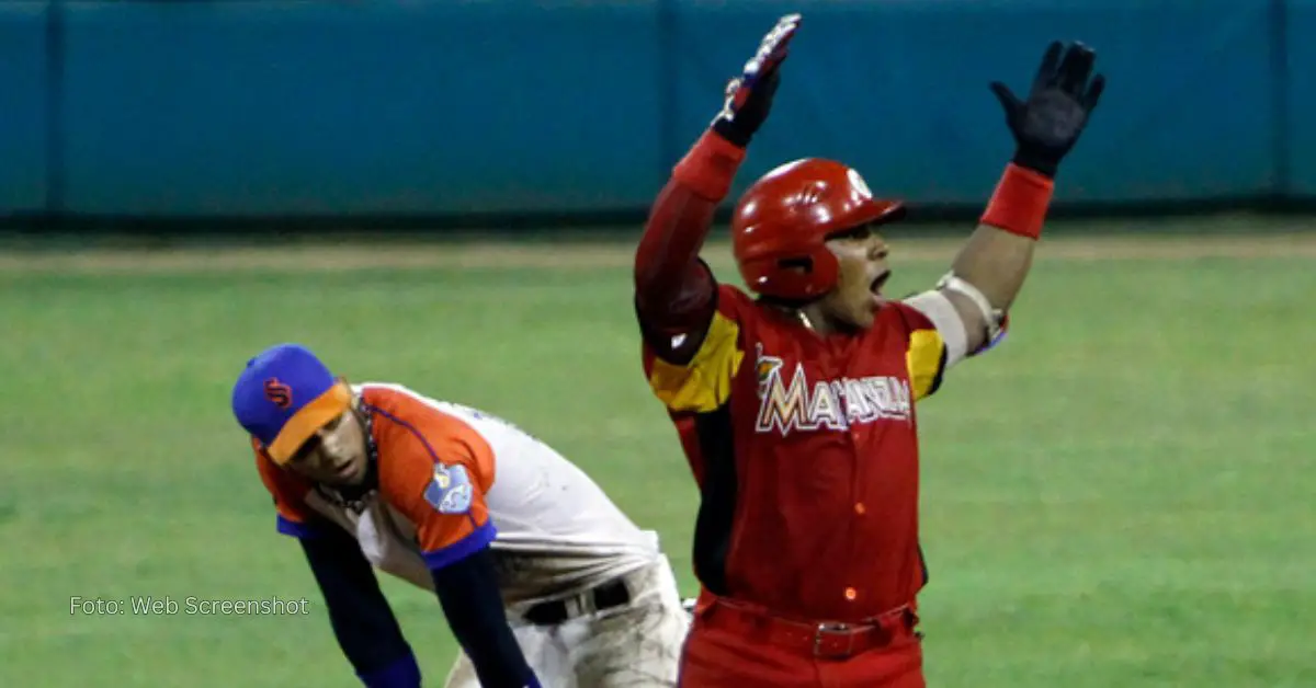 Lázaro Herrera Jr., expelotero de Matanzas, celebrando un batazo en la Serie Nacional