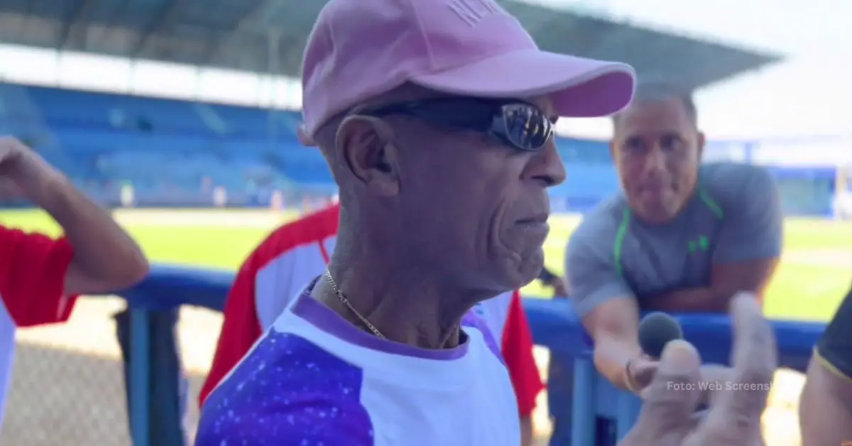 Miguel Antonio Gonzáles hablando con el equipo de Cuba