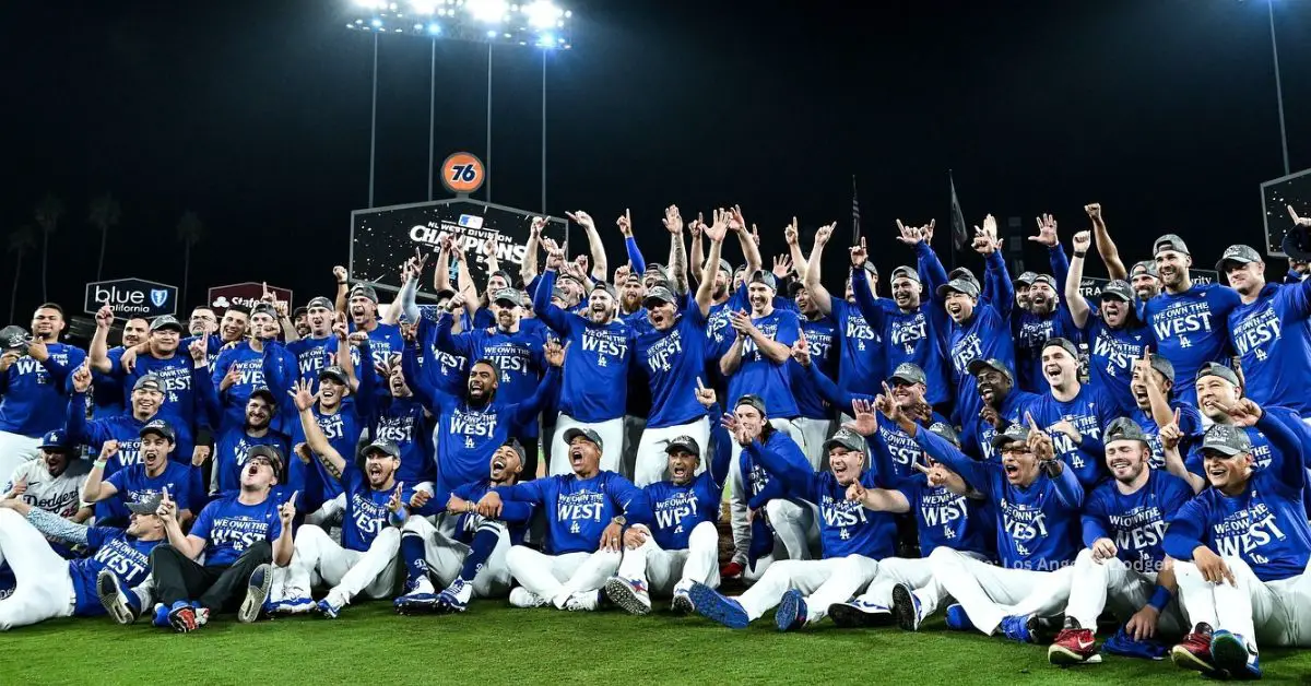 Equipo de Los Angeles Dodgers celebrando titulo Divisional