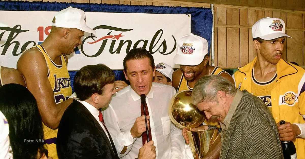 Equipo de Los Angeles Lakers de 1986/87 celebrando el campeonato