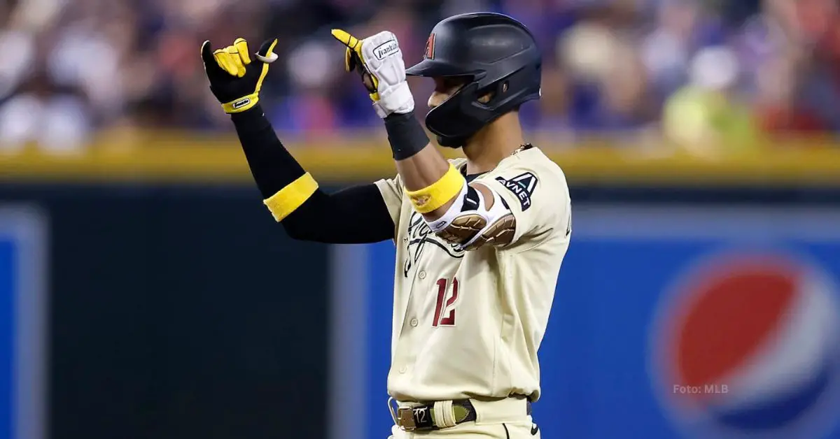 Lourdes Gurriel Jr. haciendo señas al dugout de Arizona Diamonbacks tras dar sencillo