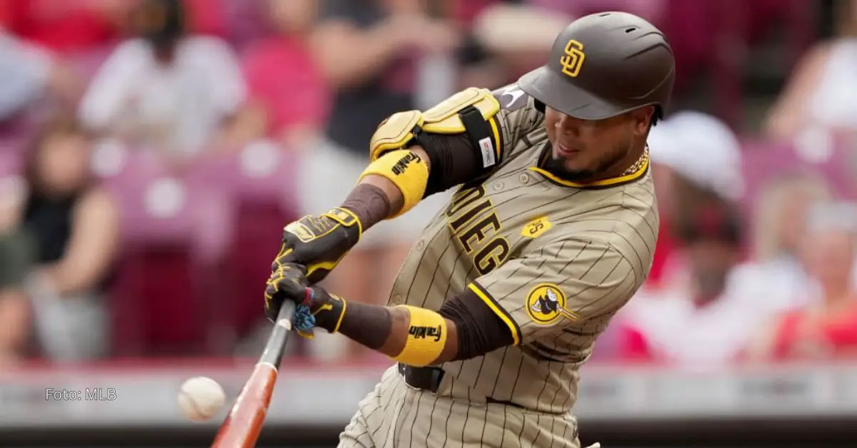 Luis Arráez haciendo swing con el uniforme de San Diego Padres en MLB 2024