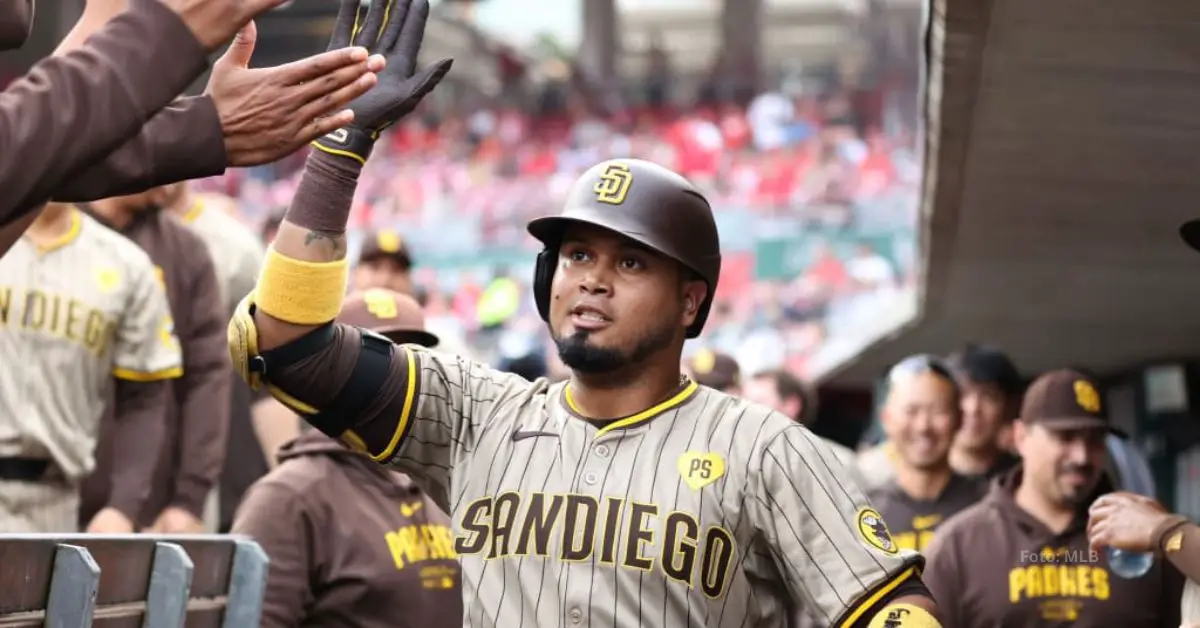 Luis Arráez celebrando en dugout de San Diego Padres tras anotar en carrera